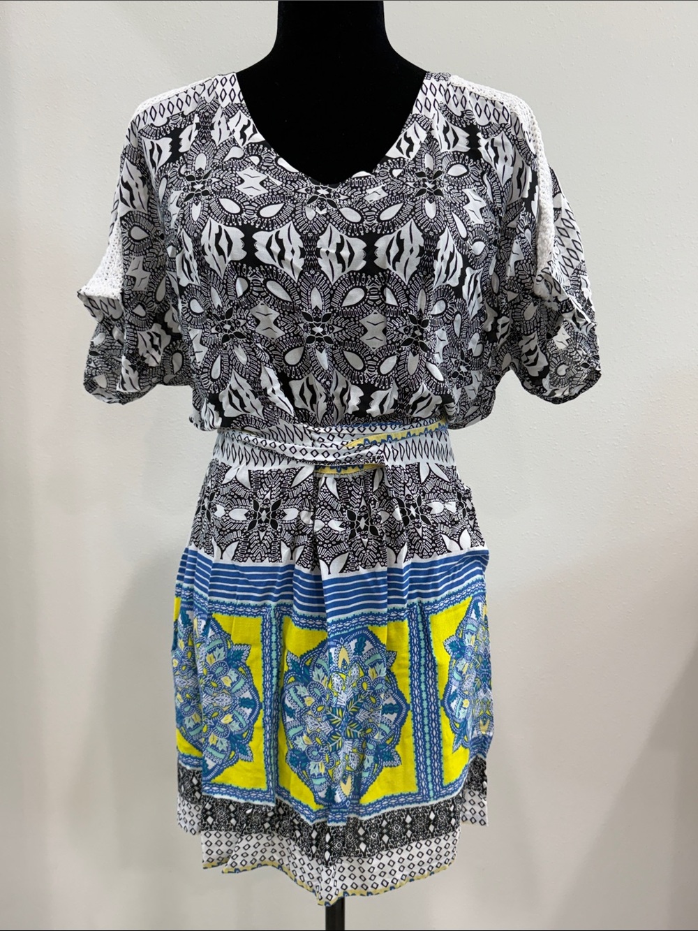 Adorbs! Light cotton blend resort dress/cover-up with tie waist